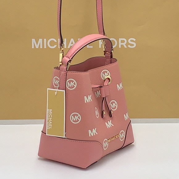 MICHAEL KORS
Mercer Small Logo Embossed Leather Bucket Bag
COLOR PRIMROSE - Picture 7 of 15